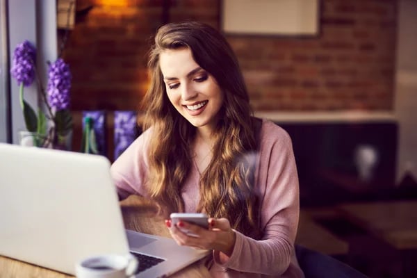 Woman working on laptop- 10 THINGS YOU CAN DO TO IMPROVE ORGANIC WEBSITE TRAFFIC- Flawless Inbound