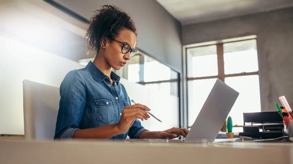 Woman working on laptop- 10 QUESTIONS TO MARKETING TECHNOLOGISTS- Flawless Inbound